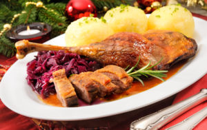 Weihnachtsmen. Gnsekeule mit Kndeln und Rotkohl